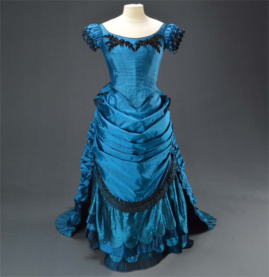 Evening Gown - Wawancara Film dengan Kostum Cosplay Vampir